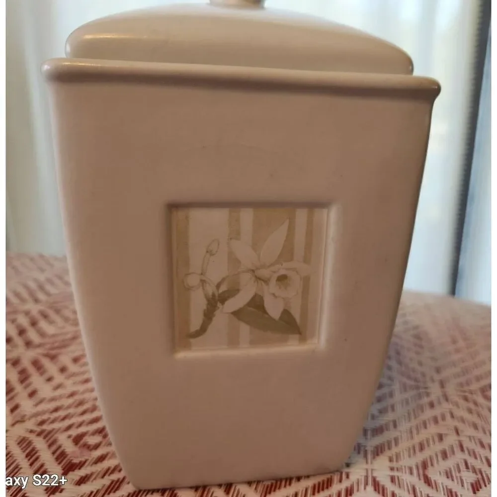 Lilly ceramic candle. Vanilla flower scent